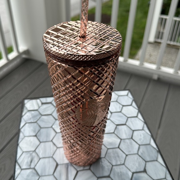 🆕 Starbucks Rose Gold Grid Tumbler 24 fl oz - Picture 7 of 10